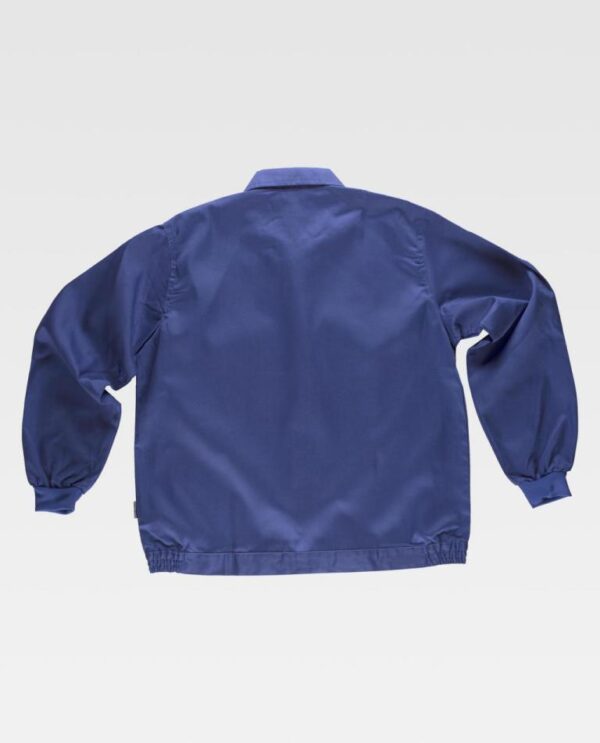 Blusão com gola tipo camiseiro e fecho de botão oculto 200gm